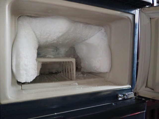 冷凍庫の霜がつかない！100均でできる霜取り＆防止テクニック