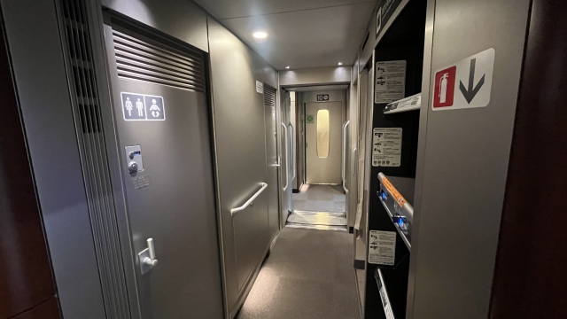 <p>
新幹線のトイレは多くの場合、各車両の端、特に奇数号車の車端部分に設置されています。トイレの場所を事前に調べる方法としては、JR各社が提供している公式サイトや時刻表の車両編成表を確認するのが有効です。また、実際に座席に座った際には、前の座席のテーブル裏に貼られている「車内案内図」でもトイレの位置を確認できます。東海道・山陽新幹線では「のぞみ」「ひかり」「こだま」などの各列車タイプごとに編成図が公開されており、「トイレ」「多目的ルーム」「洗面所」などのアイコン付きで記載されています。乗車前、あるいは着席後に目を通しておくことで、移動を最小限に抑えられ安心感にもつながります。
</p>