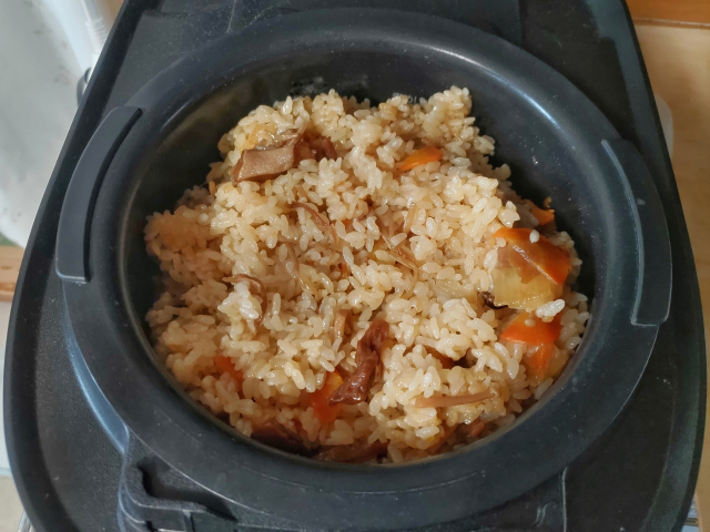 炊き込みご飯が硬い原因と再炊飯によるふっくら復活テクニック