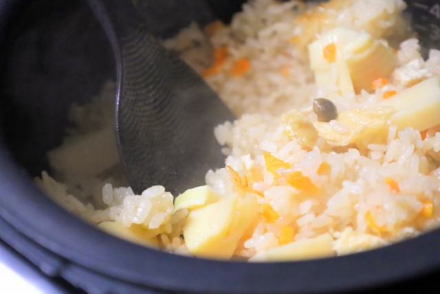 炊き込みご飯が硬い原因と再炊飯によるふっくら復活テクニック