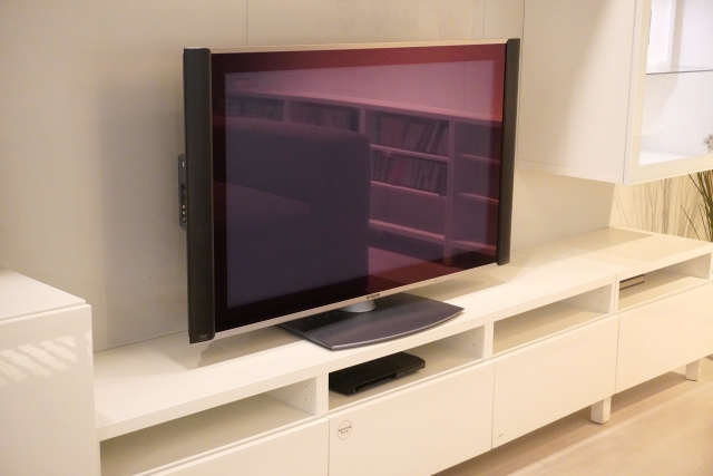 テレビの買い替えは本当にもったいない?寿命・修理費から後悔しない判断を解説